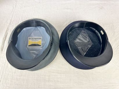 Un bonnet d'aviateur ou de motard en cuir...