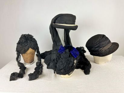 Quatre chapeaux de mode et bibis noir dont...