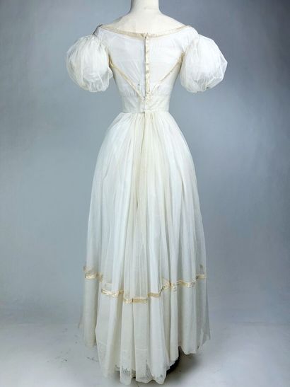 Une robe de bal à manches ballon, période...