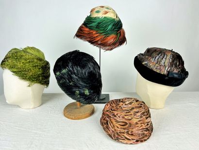 Une collection de cinq bibis en plumes à...
