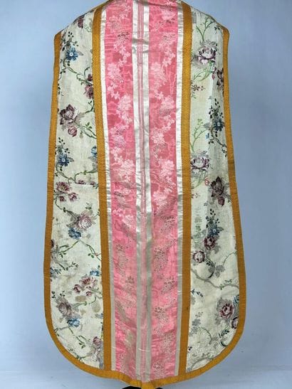 Une chasuble romaine et une châpe pluvial...