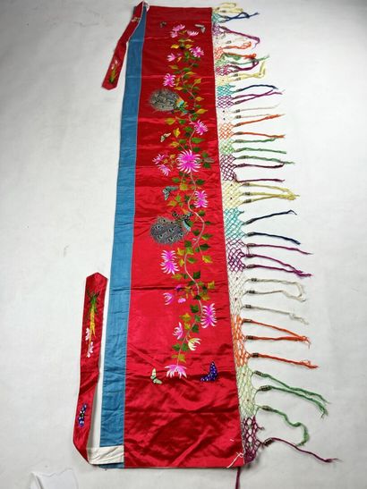 Une bannière chinoise en satin rouge écarlate...