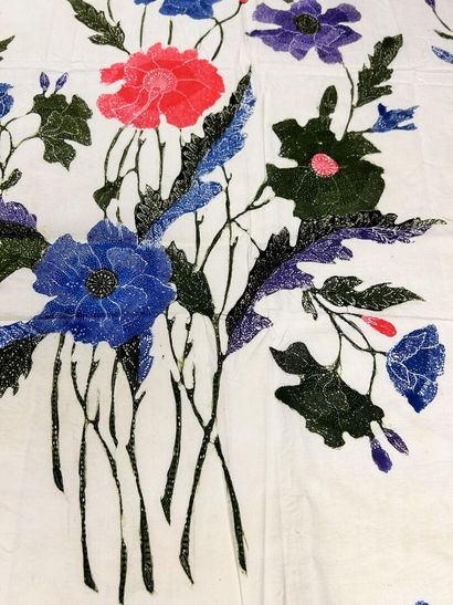 Un panneau de Batik fond blanc à extrémité...
