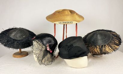 Deux capotes de mode en paille noire pour...
