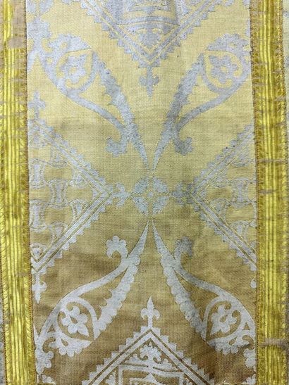 Chasuble à la romaine à deux brocarts en...