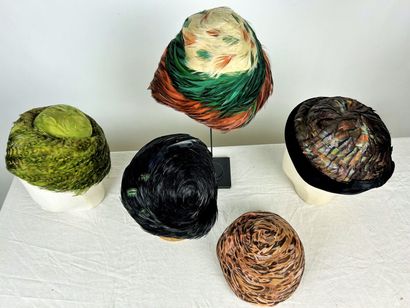 Une collection de cinq bibis en plumes à...