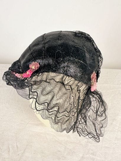 Deux capotes de mode en paille noire pour...