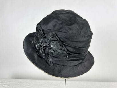 Une capote de mode Belle Epoque en soie rose...
