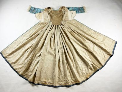Une robe à la française, manteau et jupe...