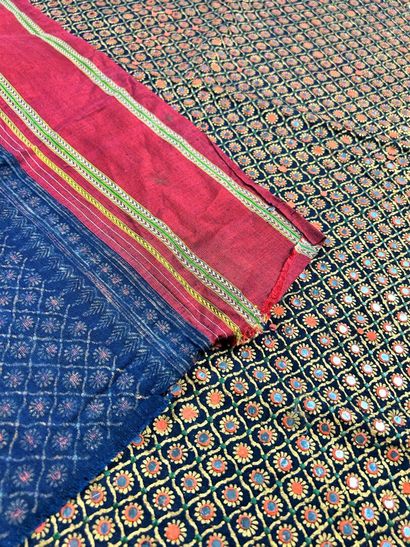 Un textile Kutch, lampas en taffetas rouge...
