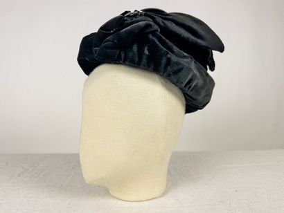 Trois chapeaux et bibi noirs de mode Circa...
