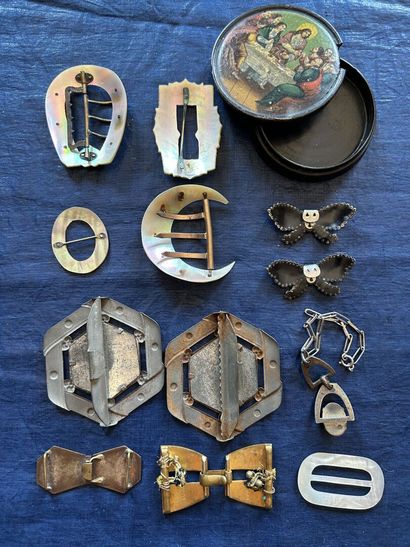 Une collection de 13 pièces en nacre, chromo,...