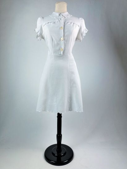 Petite robe en drap de coton blanc pour le...
