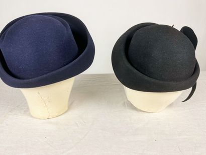 Quatre chapeaux de mode en feutre Circa 1935-1945,...