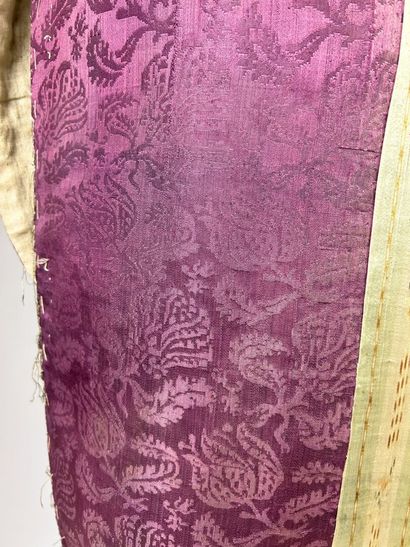 Deux chasubles à la romaine partielles en...