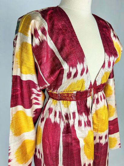 Une robe Chapan en ikat de soie à apprêt...