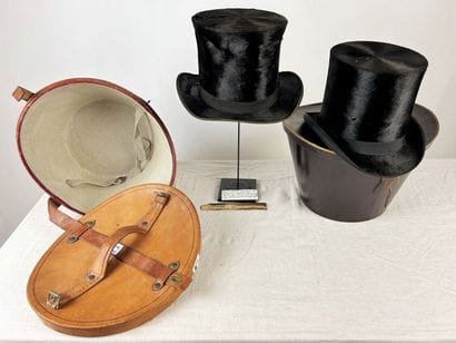 Deux chapeaux haut de forme taupés noir à...