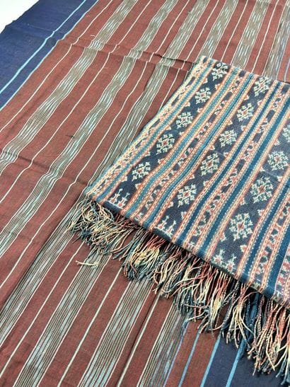Deux pagnes en ikat de coton indigo de Timor,...
