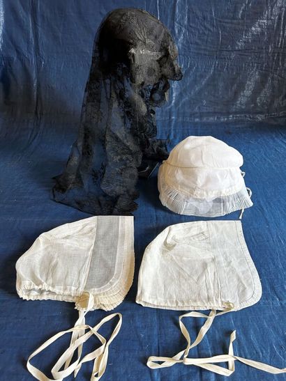 Trois coiffes de deuil et de demi-deuil XIXe...