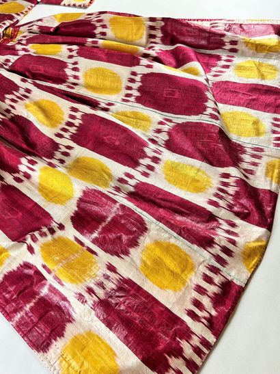 Une robe Chapan en ikat de soie à apprêt...