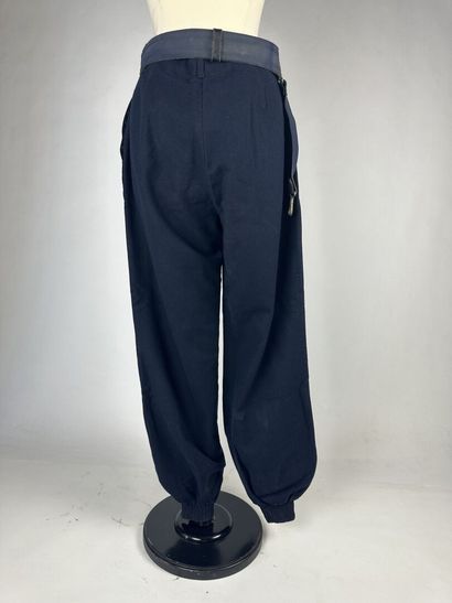 Un pantalon de métier en drap de laine bleu-marine...
