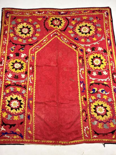 Un tapis de prière en Suzani, broderie polychromes...