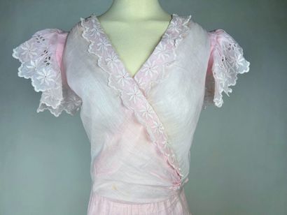 Robe d'été d'une adolescente en organdi rose...