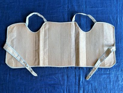 Trois corsets en coutil et coton blanc pour...