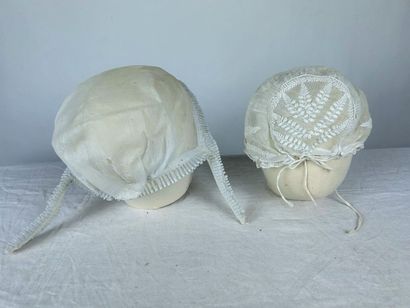 Cinq coiffes de fête en tulle blanc brodé,...