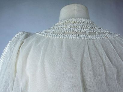 Une robe de baptême et un corsage brassière...