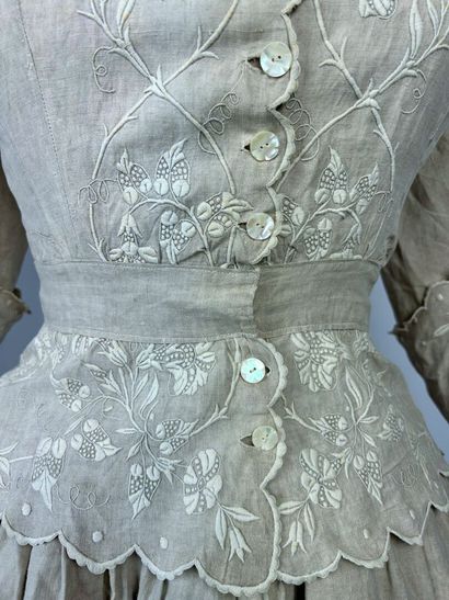 Jupe et blouse en lin écru à broderie blanche,...