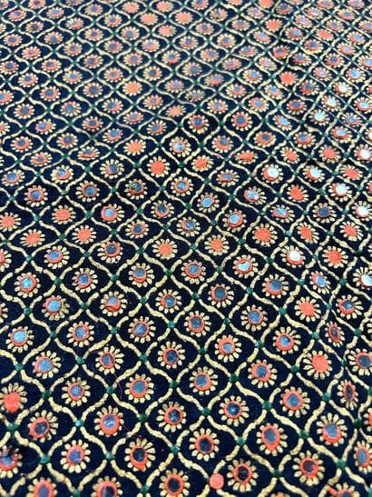 Un textile Kutch, lampas en taffetas rouge...