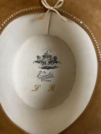 Deux chapeaux haut de forme taupé noir, dont...