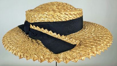 Trois chapeaux de mode en paille jaune pour...