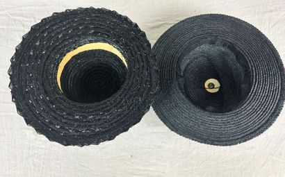 Quatre chapeaux de mode en paille noire pour...