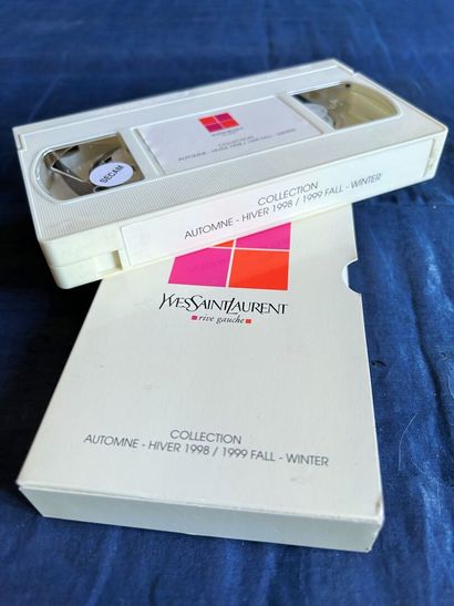 Deux cassettes vidéo et articles de presse...