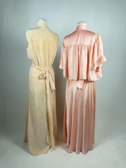 Trois robes longues, déshabillés pour le...