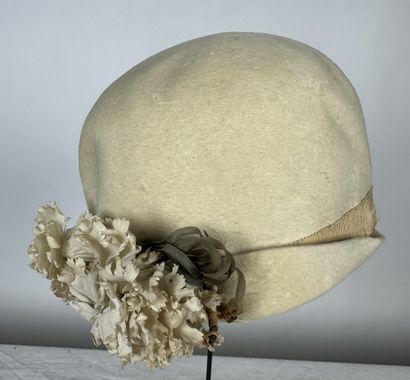 Cinq chapeaux de mode et bibis pour dame,...