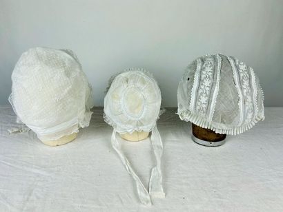 Cinq charlottes et coiffes de jour en broderie...