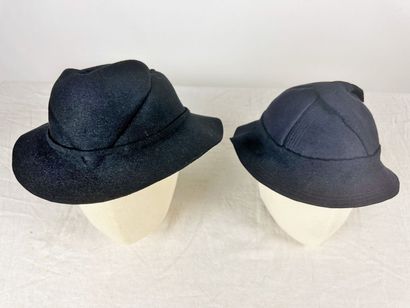Cinq chapeaux de mode en feutre noir des...