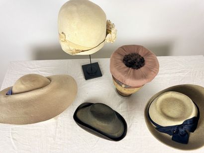 Cinq chapeaux de mode et bibis pour dame,...