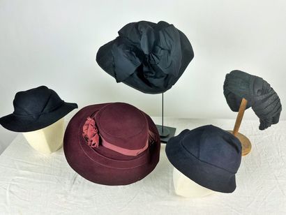 Cinq chapeaux de mode en feutre noir des...