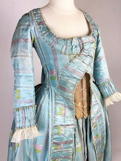 Une robe à la française, manteau et jupe...