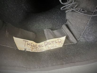 Cinq chapeaux de mode en feutre noir des...