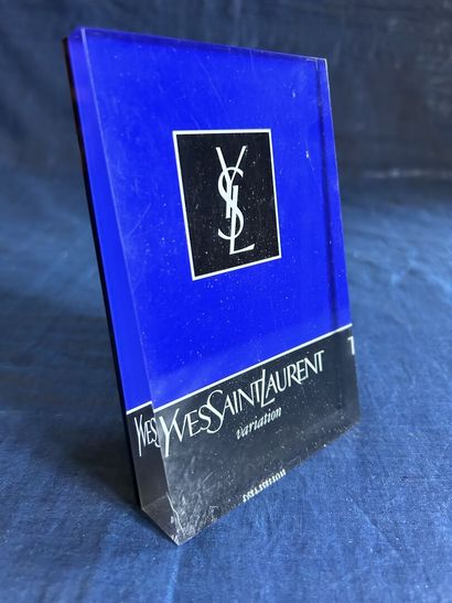 Une plaque en Plexiglass Yves Saint Laurent...