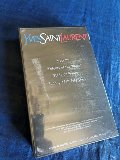 Deux cassettes vidéo et articles de presse...