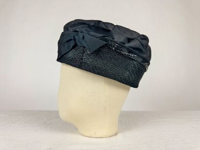 Trois chapeaux et bibi noirs de mode Circa...