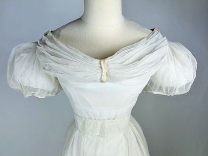 Une robe de bal à manches ballon, période...