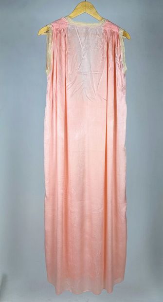 Trois robes longues, déshabillés pour le...