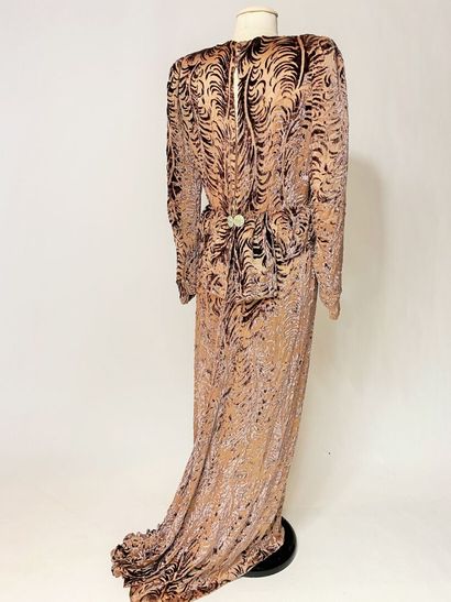 Une robe du soir à traine en velours dévoré...